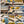 Collage van moderne banken met kleurrijke kussens in geel, blauw en bruin. Comfortabele, stijlvolle woonkamerinrichting. Bankhoes, interieurdesign.