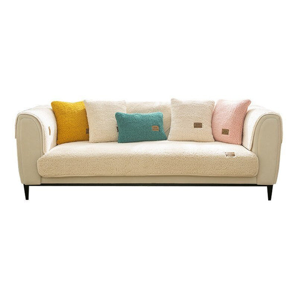 Crèmekleurige bank met ultra zachte hoes en kleurrijke kussens; modern design, comfortabele zitbank voor woonkamerinrichting.