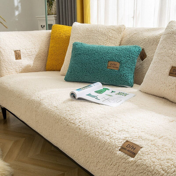 Ultra-zachte bankhoes in beige op moderne bank, met kleurrijke kussens en tijdschrift. Perfecte woonkamerdecoratie, stijlvol en comfortabel.