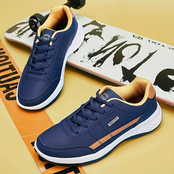 Donkerblauwe sneakers met bruine accenten op een skateboard, sportieve herenschoenen, casual stijl, comfortabele zolen, trendy modeaccessoire.
