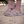 Roze damessandalen op strand, comfortabele zomerschoenen, perfect voor wandelen, strandvakantie, modieuze sandalen met klittenbandsluiting.