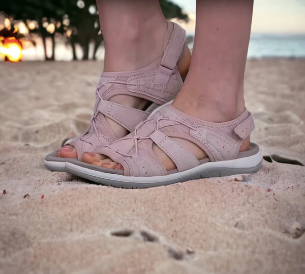 Roze damessandalen op strand, comfortabele zomerschoenen, perfect voor wandelen, strandvakantie, modieuze sandalen met klittenbandsluiting.