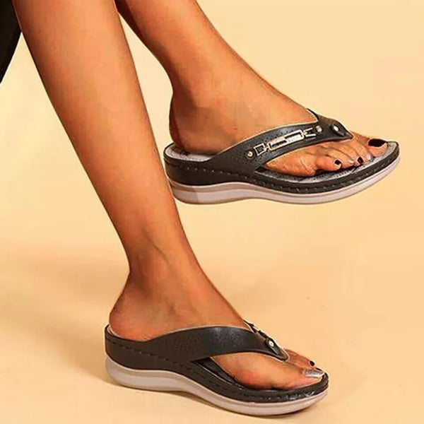 Zwarte dames sandalen met sleehak, comfortabel voetbed en verstelbare bandjes, ideaal voor zomerse casual outfits en dagelijks gebruik.