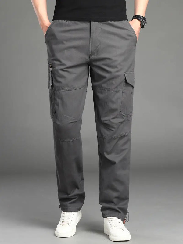 Grijze cargobroek voor heren met meerdere zakken, casual stijl, comfortabele pasvorm, ideaal voor dagelijks gebruik. Perfecte keuze voor mode en functionaliteit.