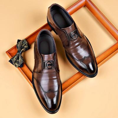 Bruine leren herenschoenen met gesp, elegante Italiaanse stijl, op beige achtergrond met houten frame en vlinderdas. Perfect voor formele gelegenheden.
