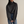 Donkergrijze coltrui damestrui, casual stijl, gecombineerd met blauwe jeans. Modieuze herfst- en winterkleding, comfortabele en warme outfit.
