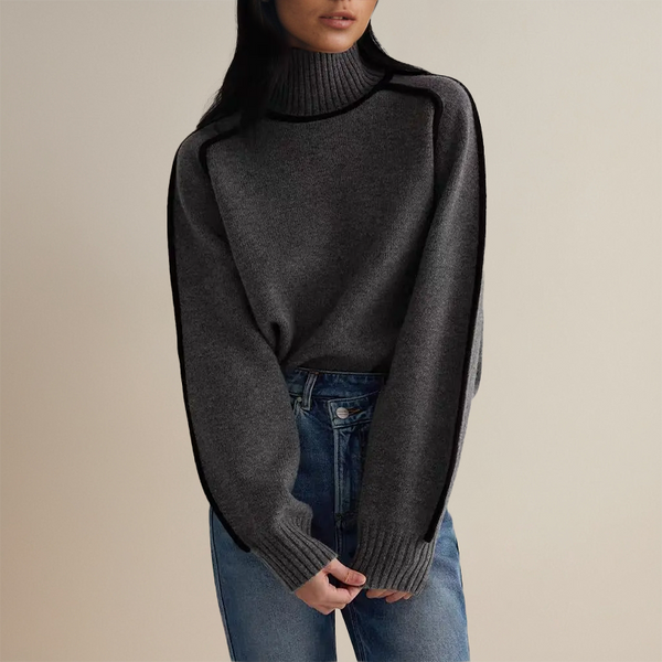 Donkergrijze coltrui damestrui, casual stijl, gecombineerd met blauwe jeans. Modieuze herfst- en winterkleding, comfortabele en warme outfit.