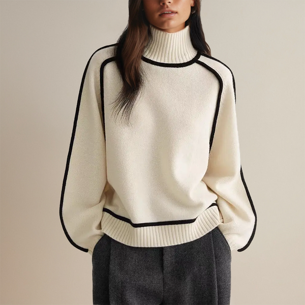 Vrouw in stijlvolle crèmekleurige coltrui met zwarte accenten, modieuze winterkleding, comfortabele damesmode, casual chique outfit.
