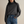 Vrouw in grijze coltrui en blauwe jeans, modieuze herfstkleding, casual stijl, comfortabele damesmode, trendy outfit voor koud weer.