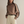 Vrouw in bruine coltrui met zwarte accenten en beige broek. Modieuze herfstkleding, stijlvolle damesmode, casual chique outfit.