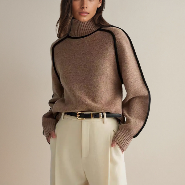 Vrouw in bruine coltrui met zwarte accenten en beige broek. Modieuze herfstkleding, stijlvolle damesmode, casual chique outfit.