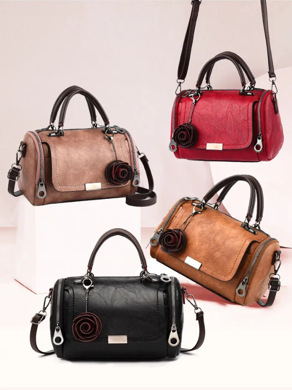 Vier stijlvolle handtassen in bruin, rood, beige en zwart met rozenversiering en metalen details, perfect voor modieuze damesaccessoires.