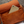 Oranje leren handtas met ritsen en een smartphone in het voorvak, stijlvolle damesaccessoire, modieuze tas voor dagelijks gebruik.