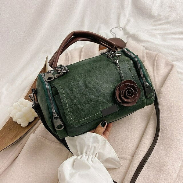 Groene leren handtas met bruine handvatten en rozenhanger, stijlvolle damesmodeaccessoire, perfect voor dagelijks gebruik en trendy outfits.