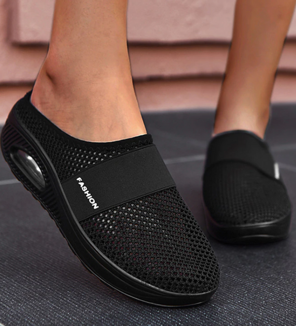 Zwarte ademende mesh sneakers met elastische band en luchtkussen zool, ideaal voor casual en sportief gebruik. Comfortabele en modieuze schoenen.