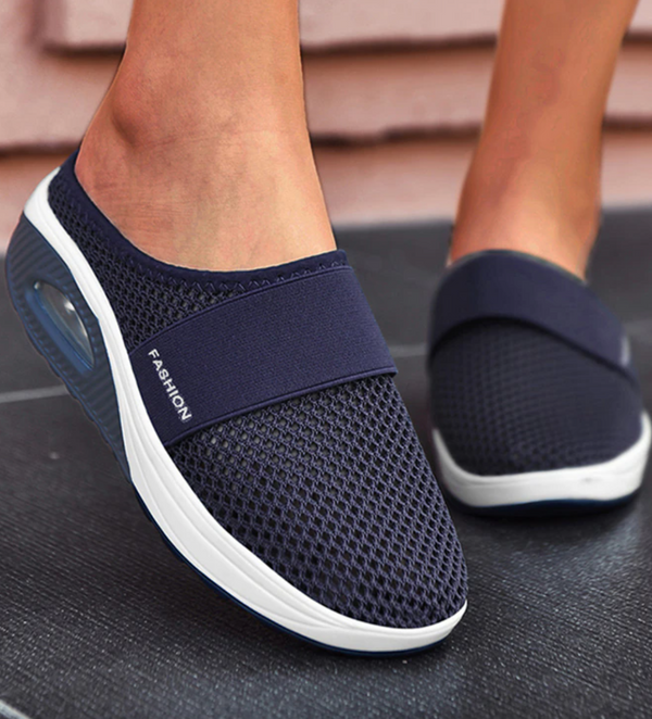 Donkerblauwe ademende sneakers met luchtkussen zool, comfortabel slip-on ontwerp, ideaal voor dagelijks gebruik en wandelen.
