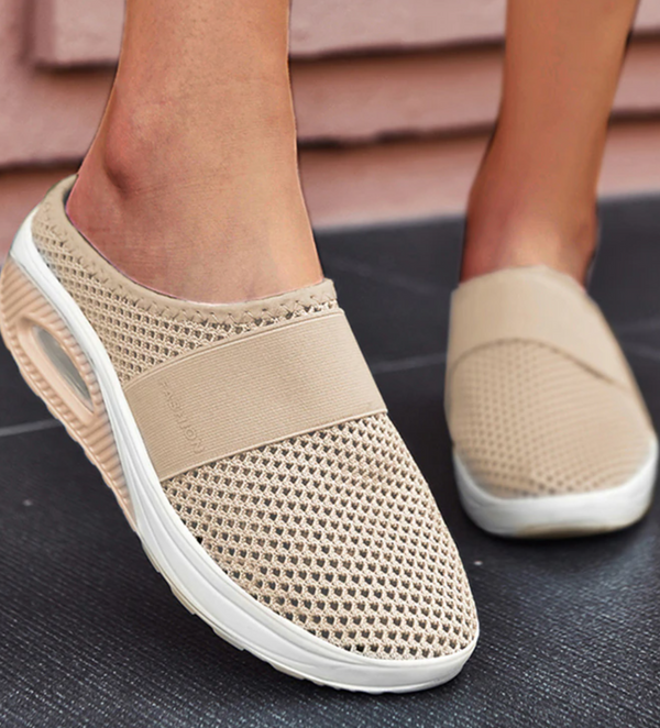 Beige ademende mesh instappers voor dames, comfortabele casual schoenen met elastische band en witte zool, ideaal voor dagelijks gebruik.