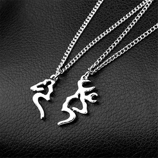 Twee zilveren hertenhangers aan kettingen op zwart leer. Stijlvolle sieraden, perfect voor natuurliefhebbers en modebewuste shoppers.