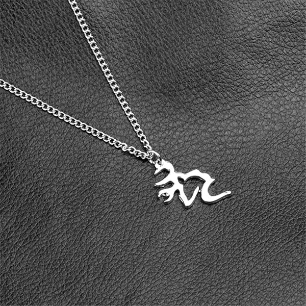 Zilveren hert hanger ketting op zwart leer, sieraden voor mannen en vrouwen, elegant ontwerp, perfect cadeau, modieuze accessoire.