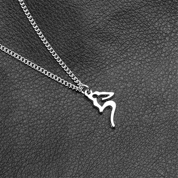 Zilveren hert hanger ketting op zwart lederen achtergrond, elegant sieraad, dierenontwerp, modieuze accessoire, perfect cadeau voor natuurliefhebbers.