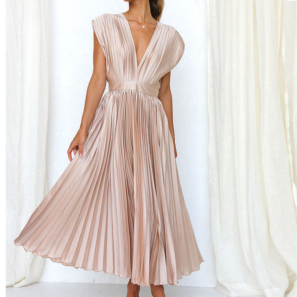Elegante geplooide jurk in beige met diepe V-hals, perfect voor zomerse gelegenheden. Modieuze dameskleding, luchtige en stijlvolle uitstraling.