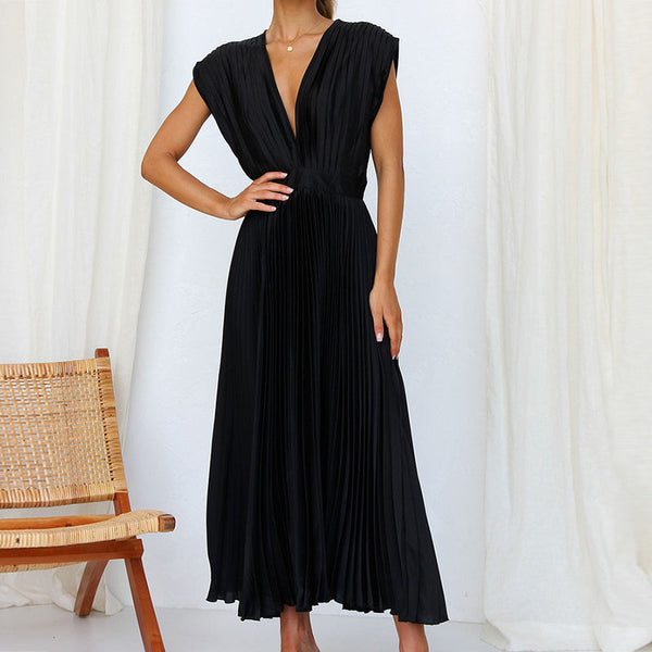Zwarte geplooide maxi-jurk met diepe V-hals, mouwloos ontwerp. Perfect voor zomeravonden en elegante gelegenheden. Stijlvolle damesmode.
