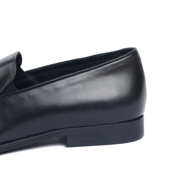 Zwarte leren loafer voor heren, zijaanzicht. Elegante, tijdloze schoen met gladde afwerking en lage hak. Perfect voor formele gelegenheden.