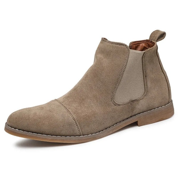 Bruine suède Chelsea boot voor heren met elastische zijkanten en lage hak. Stijlvolle herenschoen, perfect voor casual en formele gelegenheden.