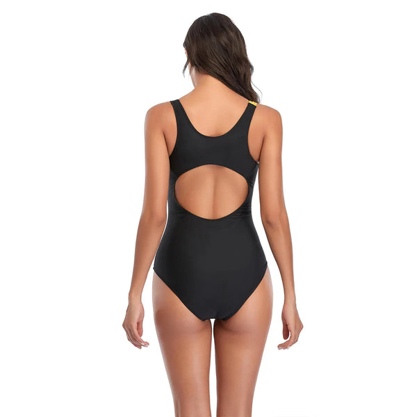 Vrouw in zwarte badpak met open rug, strandkleding, zomermode, zwemkleding voor dames, stijlvolle badmode, trendy eenstuk badpak.