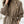 Bruine gebreide damestrui met hoge kraag, knopen en ceintuur, modieuze herfst- en winterkleding, comfortabele en stijlvolle outfit.