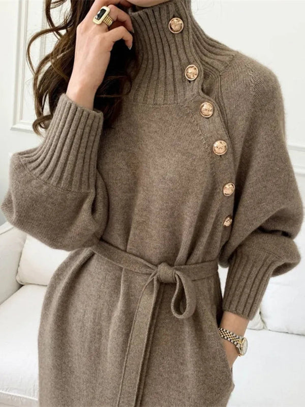 Bruine gebreide damestrui met hoge kraag, knopen en ceintuur, modieuze herfst- en winterkleding, comfortabele en stijlvolle outfit.