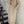 Beige gebreide midi-jurk met knopen en ceintuur, lange mouwen, elegante damesmode, herfst-winter outfit, comfortabele en stijlvolle kleding.