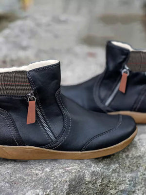 Zwarte leren enkellaarsjes met rits en bruine zool, geschikt voor dames. Comfortabele winterlaarzen, ideaal voor dagelijks gebruik en casual outfits.