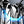 Futuristisch zilverkleurig kunstwerk met blauwe lichtspiraal, abstracte metalen vormen, moderne technologie, digitale kunst, 3D-rendering.
