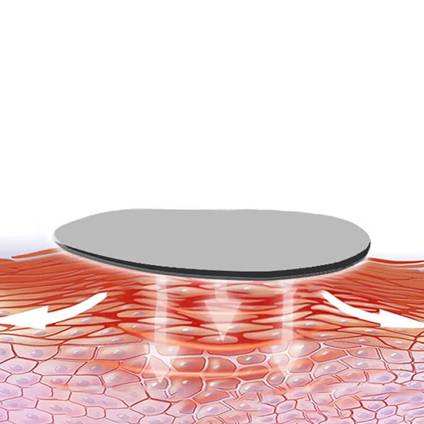 Grijze siliconen pleister op huid, bevordert absorptie en hydratatie. Ideaal voor huidverzorging, rimpelvermindering en anti-aging behandelingen.