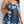 Vrouw in blauwe bloemenprint tankini met mesh detail, strandkleding, zomermode, plus size badmode, trendy en comfortabel ontwerp.