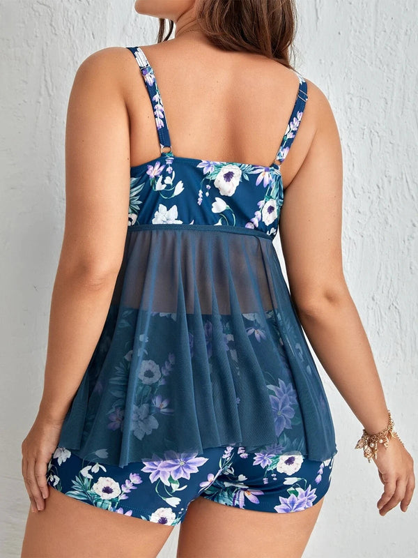 Vrouw in blauwe bloemen tankini met doorschijnende rug, zomerse strandkleding, plus size mode, comfortabele badmode, trendy zwemkleding.
