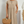 Vrouw in beige zomerjurk met korte mouwen, draagt een ronde rieten tas. Stijlvolle casual outfit, perfect voor warme dagen.