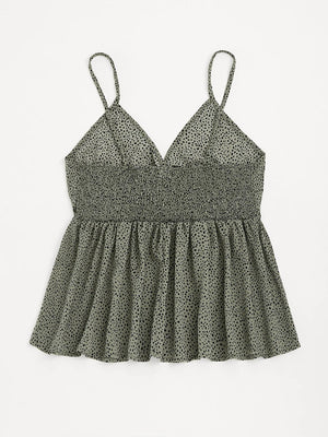 Groene dames top met spaghettibandjes en stippenpatroon, geplooide taille en V-hals. Perfect voor zomerse casual outfits.