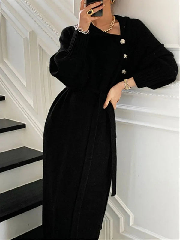 Elegante zwarte wollen jurk met knopen, lange mouwen en ceintuur, gedragen door vrouw op trap. Modieuze winterkleding, stijlvolle damesmode.