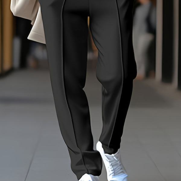 Zwarte broek met scherpe vouw, gedragen met witte sneakers. Stijlvolle mode voor dagelijks gebruik. Comfortabele en trendy outfit voor heren.