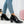 Dames enkellaarsjes met zwarte krokodillenprint, blokhak en puntige neus, gedragen met blauwe skinny jeans. Stijlvolle herfstmode.