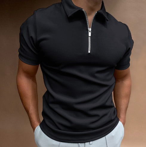 Zwarte polo met ritssluiting, gedragen door man, korte mouwen, casual stijl. Perfect voor modieuze herenkleding, comfortabele pasvorm.
