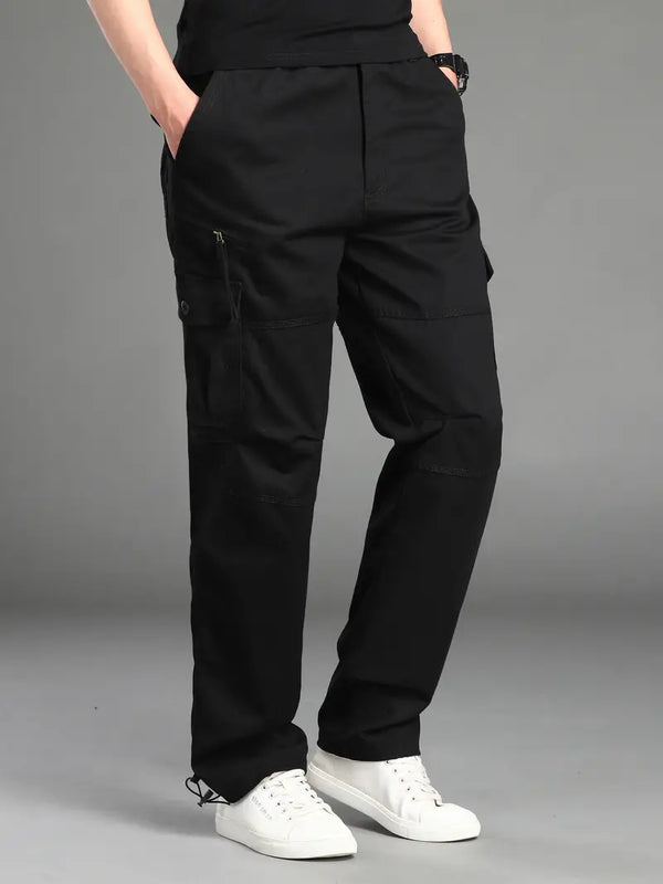 Zwarte cargobroek voor heren met meerdere zakken, casual stijl, gecombineerd met witte sneakers. Comfortabele en veelzijdige herenkleding.