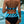 Achteraanzicht van vrouw in blauw-zwart gestreepte bikini bij zwembad. Zomerse zwemkleding, trendy badmode, stijlvolle strandoutfit.