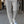 Grijze joggingbroek voor dames, casual en comfortabel, perfect voor dagelijks gebruik. Stijlvol ontwerp met witte sneakers. Ideaal voor modebewuste vrouwen.