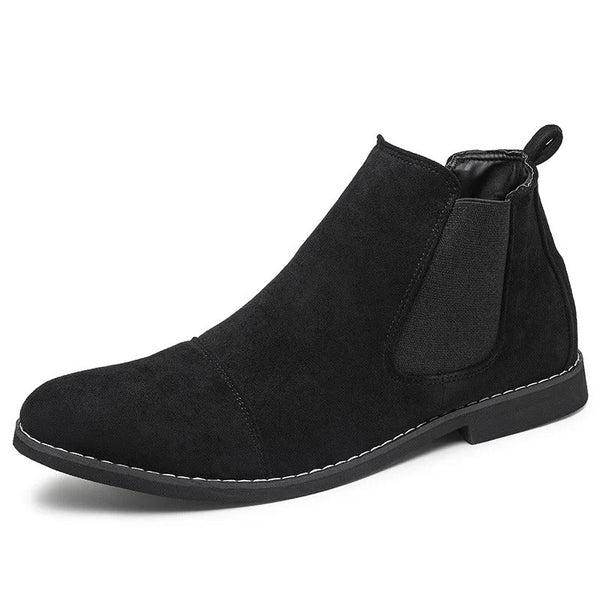 Zwarte suède Chelsea boot voor heren met elastische zijkanten en lage hak. Stijlvolle herenschoen, perfect voor casual en formele gelegenheden.