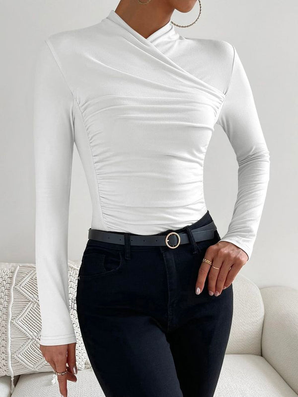 Vrouw draagt witte, lange mouwen top met ruches en zwarte broek. Stijlvolle outfit, moderne mode, casual chique look, perfect voor dagelijks gebruik.