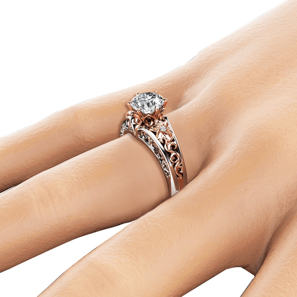 Verlovingsring met diamanten op een hand, roségouden en zilveren band, sierlijk ontwerp. Perfect voor huwelijksaanzoek, luxe sieraden.