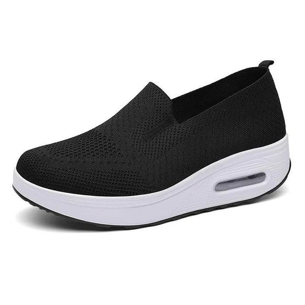 Zwarte dames sneaker met ademend mesh bovenwerk en witte dikke zool, comfortabele instapper, ideaal voor dagelijks gebruik en wandelen.